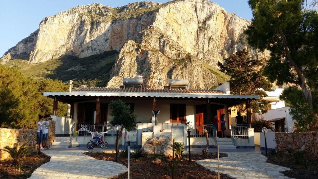 Case Cala Bucerno Castelluzzo Rom bilde